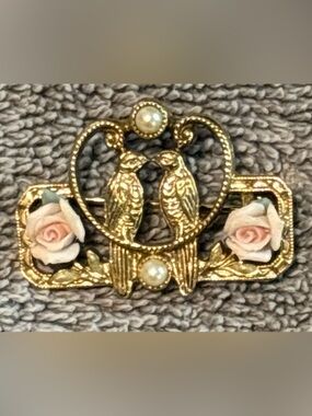 1928 Jewelry Company Vintage Gold-tone Love Birds Brooch